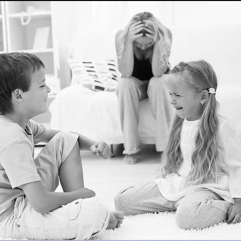 Ouders met twee kinderen thuis